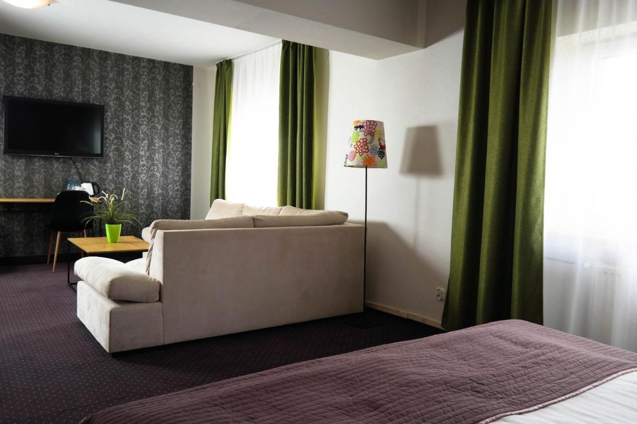 Hotel George Nadarzyn Bagian luar foto
