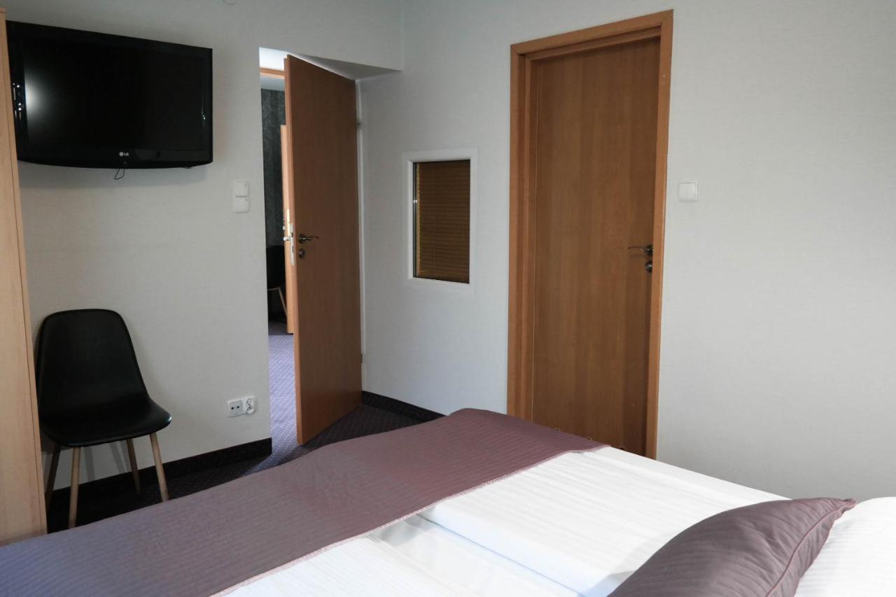 Hotel George Nadarzyn Bagian luar foto