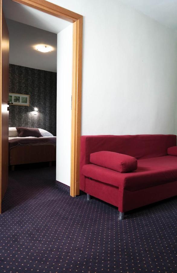 Hotel George Nadarzyn Bagian luar foto