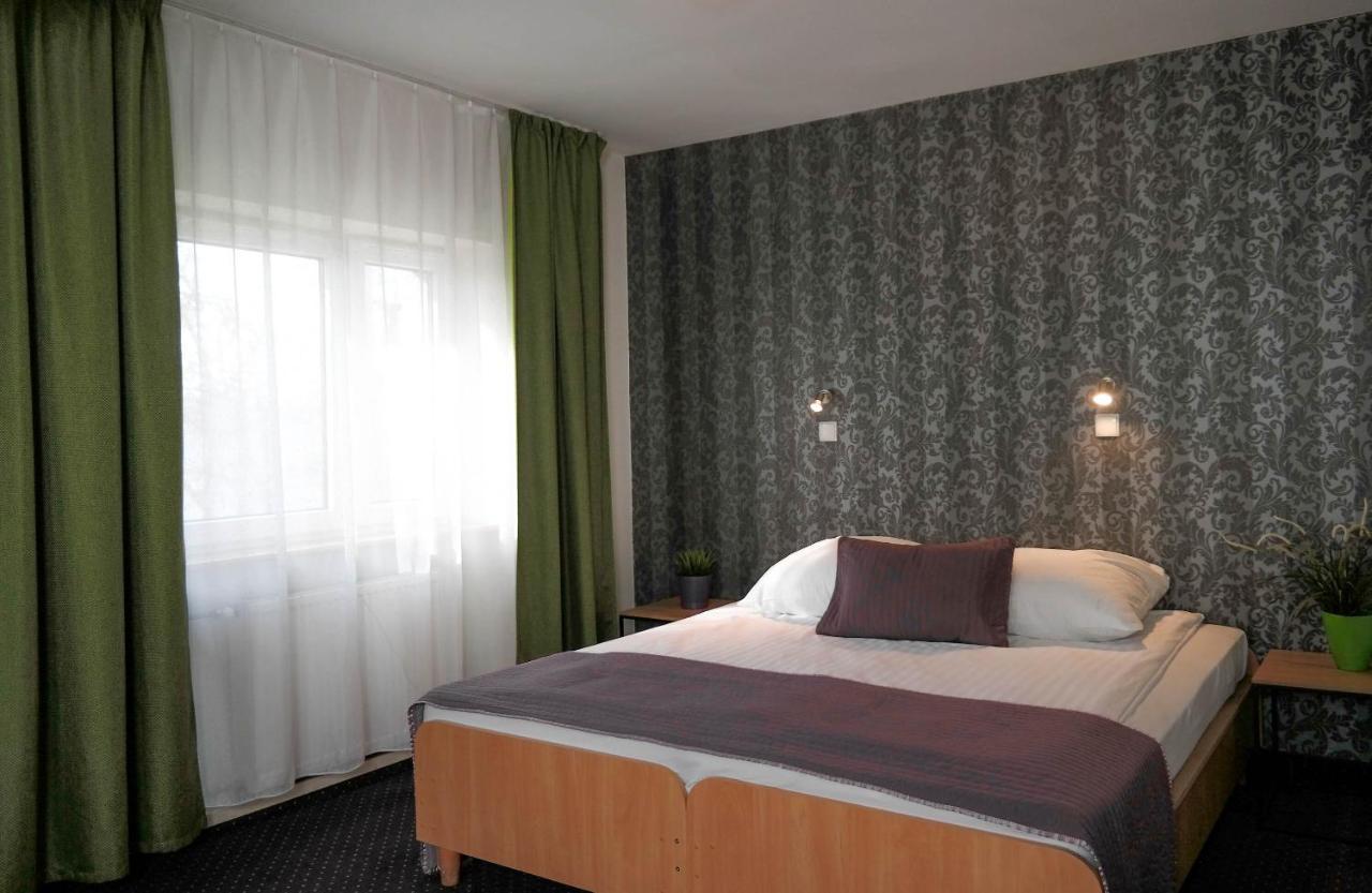 Hotel George Nadarzyn Bagian luar foto